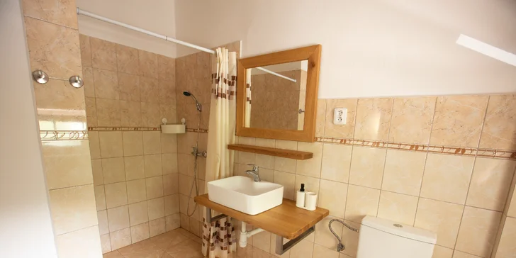 Pobyt v Lipovej-Lázňach: raňajky alebo polpenzia, trekingové palice a pivo Kanec