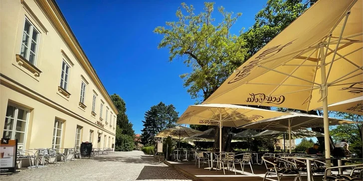 Dovolenka v Zámockom hoteli Lednice: terasa s výhľadom na zámok, raňajky alebo polpenzia a víno