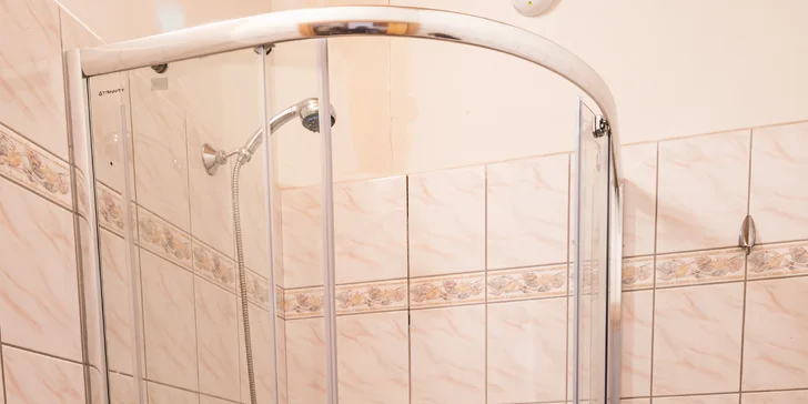 Pobyt na farme s koňmi, prasiatkami aj ovcami kúsok od Mosteckého jazera aj vrátane raňajok