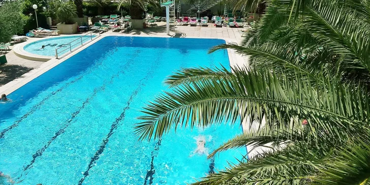 Dovolenka pri Rimini: hotel pri pláži, raňajky, polpenzia alebo plná penzia aj bazén a vírivka