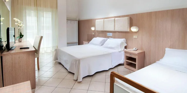 Dovolenka pri Rimini: hotel pri pláži, raňajky, polpenzia alebo plná penzia aj bazén a vírivka