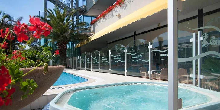 Dovolenka pri Rimini: hotel pri pláži, raňajky, polpenzia alebo plná penzia aj bazén a vírivka