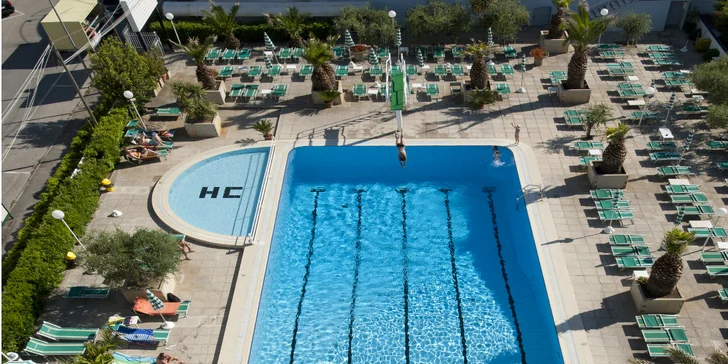 Dovolenka pri Rimini: hotel pri pláži, raňajky, polpenzia alebo plná penzia aj bazén a vírivka