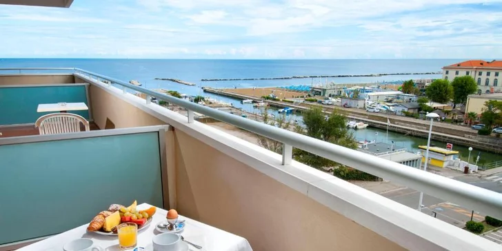 Dovolenka pri Rimini: hotel pri pláži, raňajky, polpenzia alebo plná penzia aj bazén a vírivka