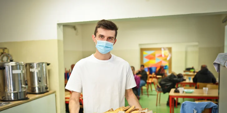 Darujte teplé jedlo a pomôžte ľuďom bez domova prežiť zimu!