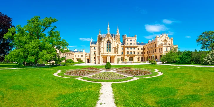 Dovolenka v Zámockom hoteli Lednice: terasa s výhľadom na zámok, raňajky alebo polpenzia a víno