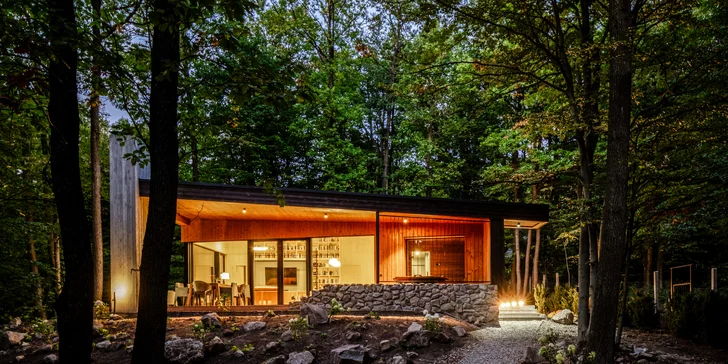 Luxusný chalet uprostred lesa neďaleko Ostrihomu, polpenzia aj súkromný wellness