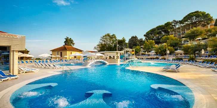 Rodinná dovolenka na Istrii: 4* apartmánový rezort priamo pri mori, raňajky aj polpenzia