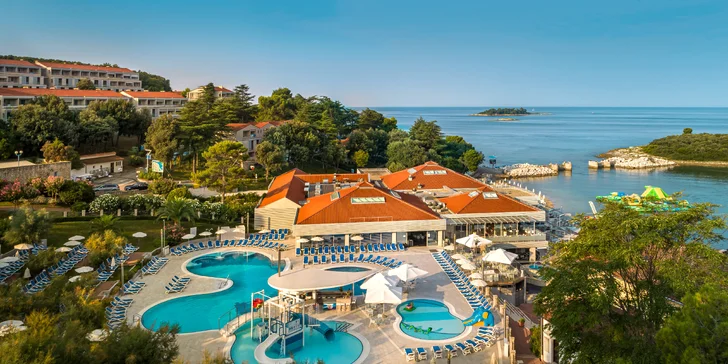 Rodinná dovolenka na Istrii: 4* apartmánový rezort priamo pri mori, raňajky aj polpenzia
