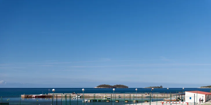 Hurá na Istrii: 3* apartmány priamo pri pláži, raňajky alebo polpenzia, bazén s toboganmi