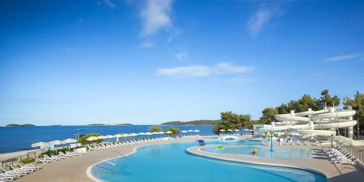 Hurá na Istrii: 3* apartmány priamo pri pláži, raňajky alebo polpenzia, bazén s toboganmi