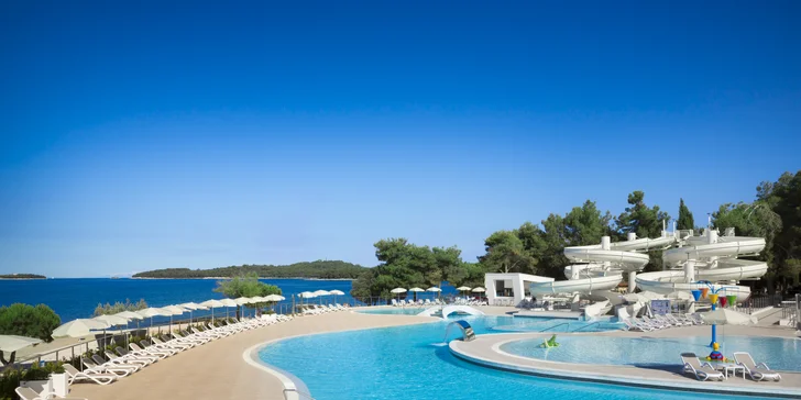 Hurá na Istrii: 3* apartmány priamo pri pláži, raňajky alebo polpenzia, bazén s toboganmi