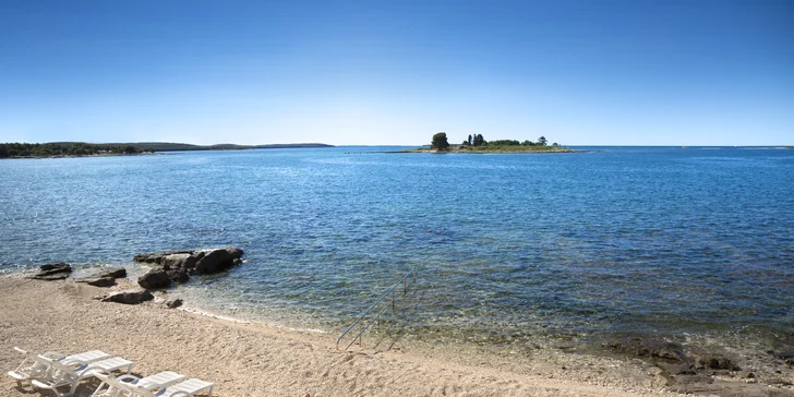 Relaxujte na Istrii: 3* rezort priamo pri pláži, raňajky alebo polpenzia, bazén