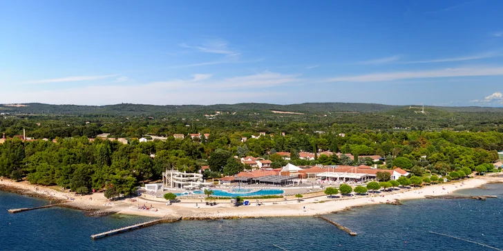 Hurá na Istrii: 3* apartmány priamo pri pláži, raňajky alebo polpenzia, bazén s toboganmi