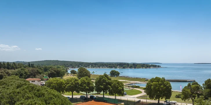 Hurá na Istrii: 3* apartmány priamo pri pláži, raňajky alebo polpenzia, bazén s toboganmi