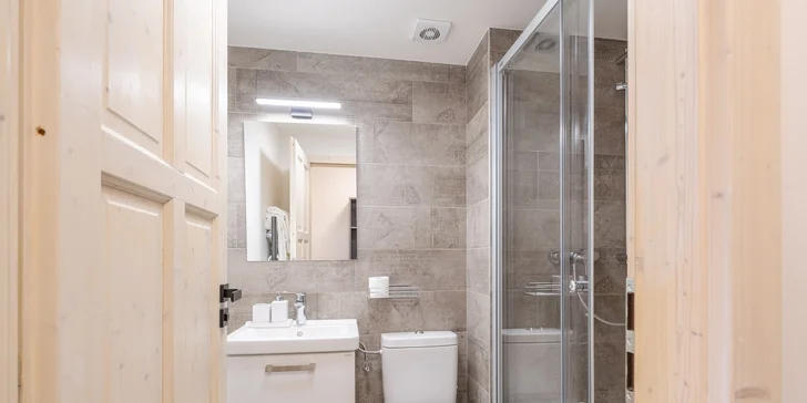 Pobyt v Peci pod Sněžkou až pre 6 osôb: raňajky, fľaša vína aj sauna