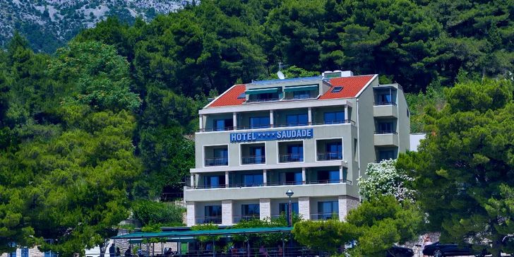 Dovolenka v chorvátskom Gradaci: 4* hotel pri pláži, s raňajkami alebo polpenziou