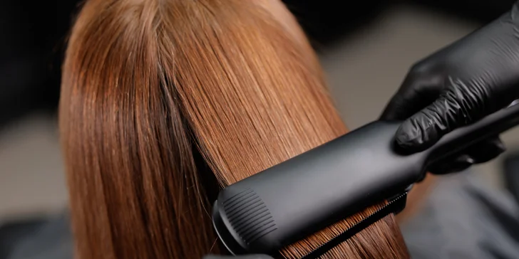 Rekonštrukčná vlasová kúra alebo brazílsky keratín pre dokonale rovné vlasy