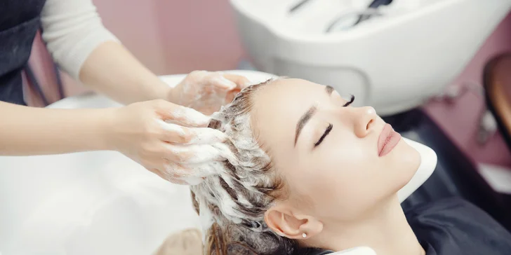 Rekonštrukčná vlasová kúra alebo brazílsky keratín pre dokonale rovné vlasy