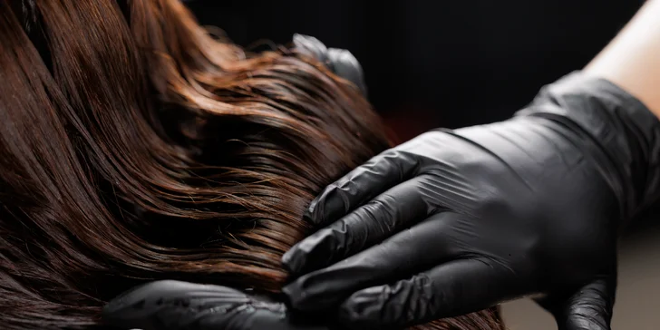 Rekonštrukčná vlasová kúra alebo brazílsky keratín pre dokonale rovné vlasy