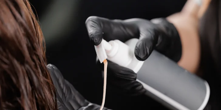 Rekonštrukčná vlasová kúra alebo brazílsky keratín pre dokonale rovné vlasy