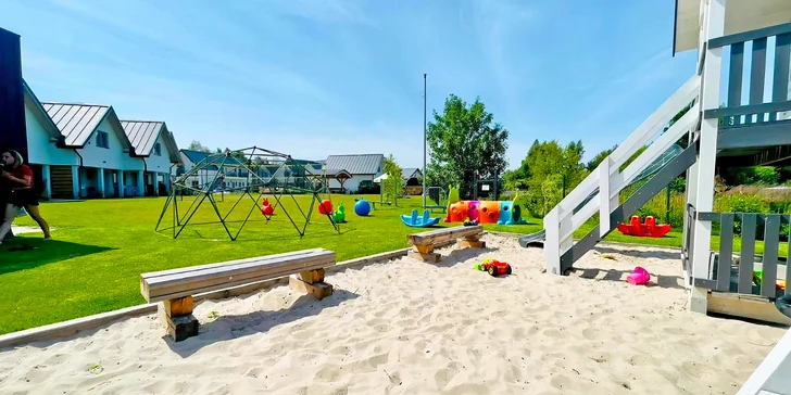 Rodinná dovolenka pri Baltiku: dvojposchodové domčeky 500 metrov od pláže, bazény a vírivky