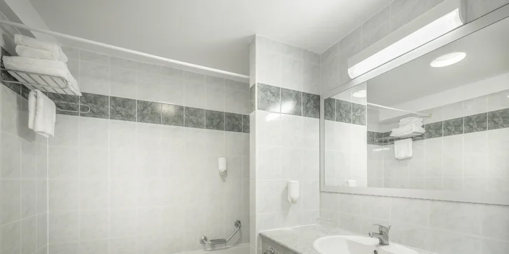 Hurá na Istrii: 3* apartmány priamo pri pláži, raňajky alebo polpenzia, bazén s toboganmi