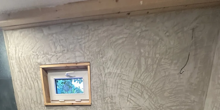 Kúsok pokoja pod skalou v Jizerkách: ubytovanie v tiny house a 2 hodiny v privátnej saune