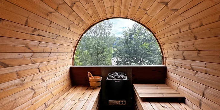 Kúsok pokoja pod skalou v Jizerkách: ubytovanie v tiny house a 2 hodiny v privátnej saune