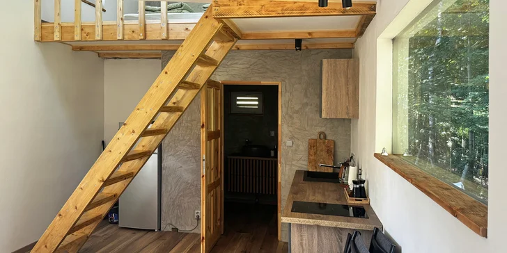 Kúsok pokoja pod skalou v Jizerkách: ubytovanie v tiny house a 2 hodiny v privátnej saune