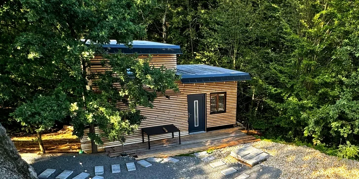 Kúsok pokoja pod skalou v Jizerkách: ubytovanie v tiny house a 2 hodiny v privátnej saune