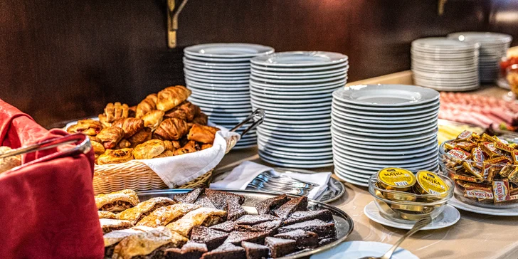 Pobyt v centre Karlových Varov: raňajky alebo polpenzia, bazén, sauna aj balíček procedúr