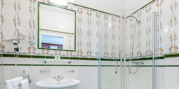 Pobyt v centre Karlových Varov: raňajky alebo polpenzia, bazén, sauna aj balíček procedúr