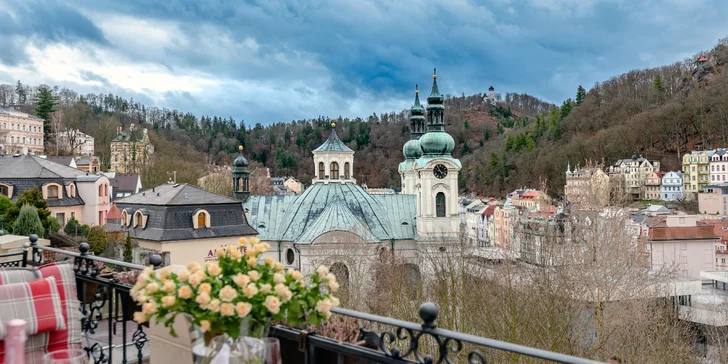 Pobyt v centre Karlových Varov: raňajky alebo polpenzia, bazén, sauna aj balíček procedúr