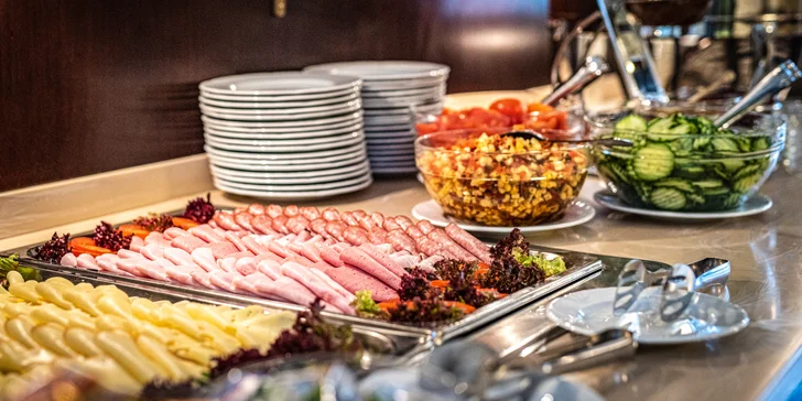 Pobyt v centre Karlových Varov: raňajky alebo polpenzia, bazén, sauna aj balíček procedúr