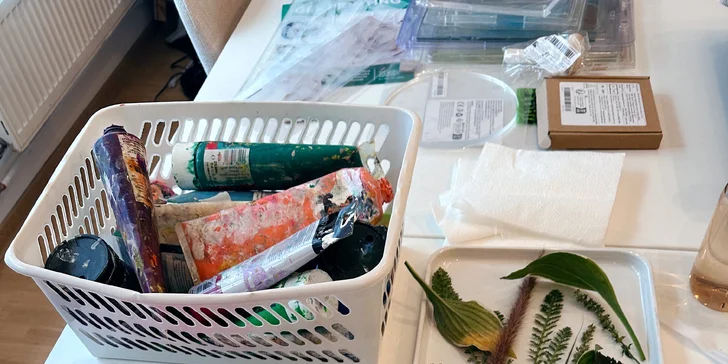 Zážitkové maľovanie obrazov: neónové alebo odtlačkami rastlín, skupinové alebo aj individuálne