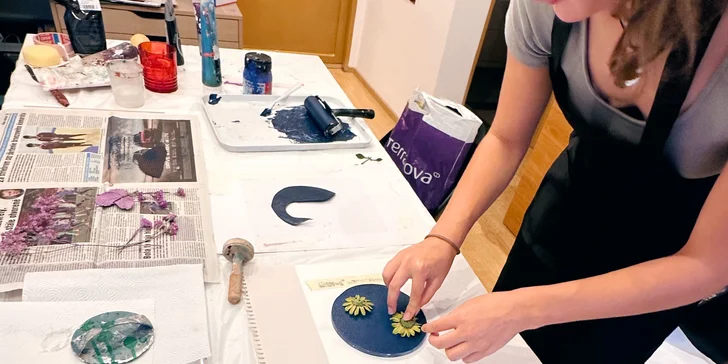 Zážitkové maľovanie obrazov: neónové alebo odtlačkami rastlín, skupinové alebo aj individuálne