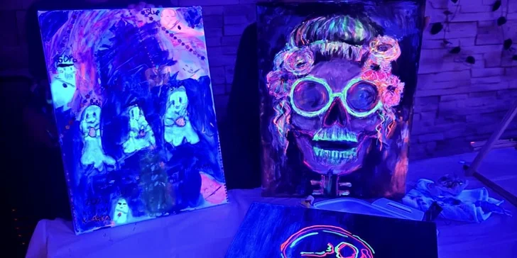 Zážitkové maľovanie obrazov: neónové alebo odtlačkami rastlín, skupinové alebo aj individuálne