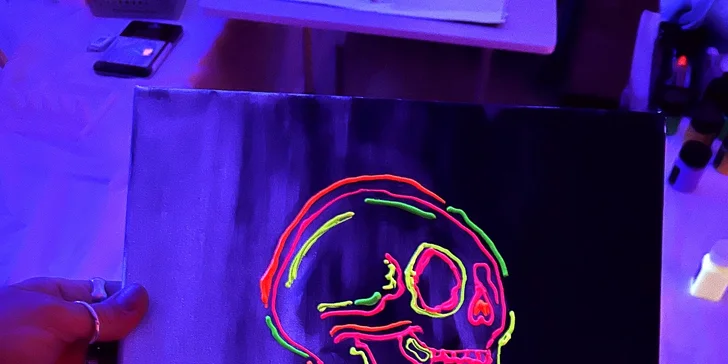 Zážitkové maľovanie obrazov: neónové alebo odtlačkami rastlín, skupinové alebo aj individuálne