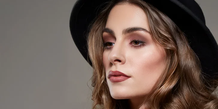 Denné alebo spoločenské líčenie s účesom i bez