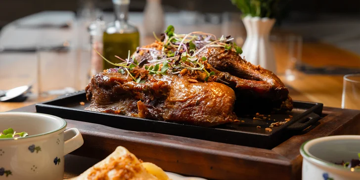 Kačka pečená na drevenom uhlí s lokšami a kapustou