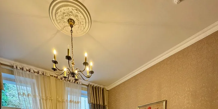 Romantika vo Varoch: fľaša prosecca na izbe, možnosť 3-chodovej večere aj raňajok do postele