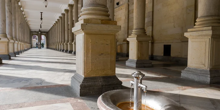 Romantika vo Varoch: fľaša prosecca na izbe, možnosť 3-chodovej večere aj raňajok do postele