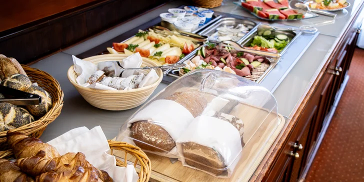 Oddych v Karlových Varoch: kúpeľný hotel s raňajkami alebo polpenziou, procedúrami a saunou