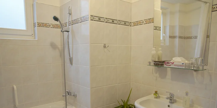 Oddych v Karlových Varoch: kúpeľný hotel s raňajkami alebo polpenziou, procedúrami a saunou