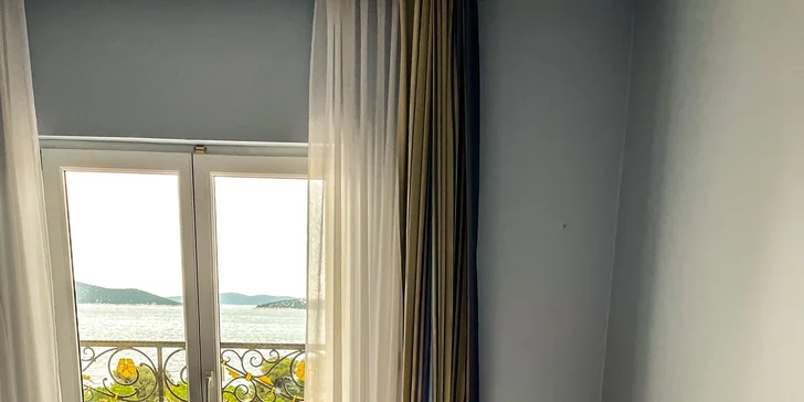 Leto v Dalmácii: hotel 2 minúty od pláže, strava, bazén a 2 deti zdarma