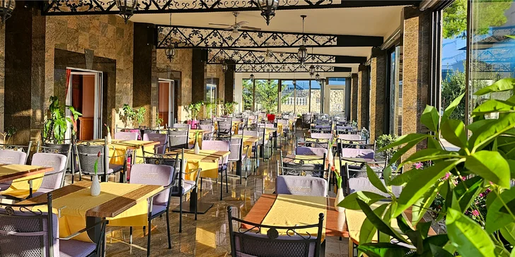 Leto v Dalmácii: hotel 2 minúty od pláže, strava, bazén a 2 deti zdarma