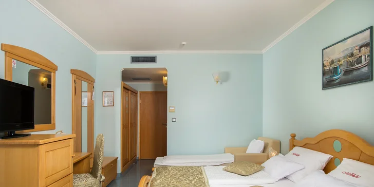 Leto v Dalmácii: hotel 2 minúty od pláže, strava, bazén a 2 deti zdarma