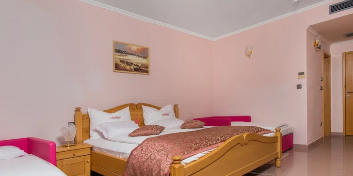 Leto v Dalmácii: hotel 2 minúty od pláže, strava, bazén a 2 deti zdarma