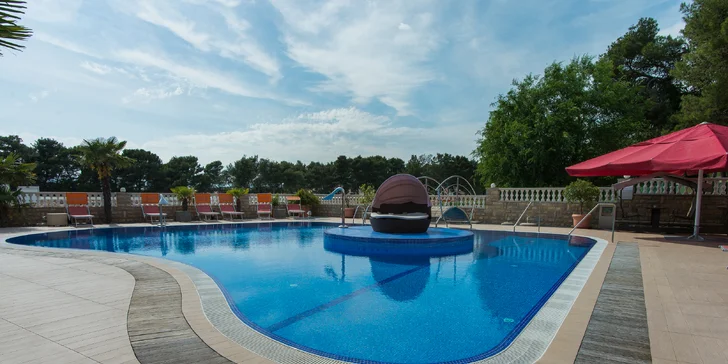 Leto v Dalmácii: hotel 2 minúty od pláže, strava, bazén a 2 deti zdarma